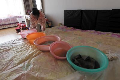 大荔楼上漏水，住户失联，小区没物管，业主维权难！律师来支招……